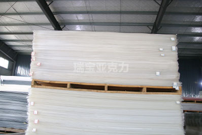 亞克力板和實木板哪個耐用